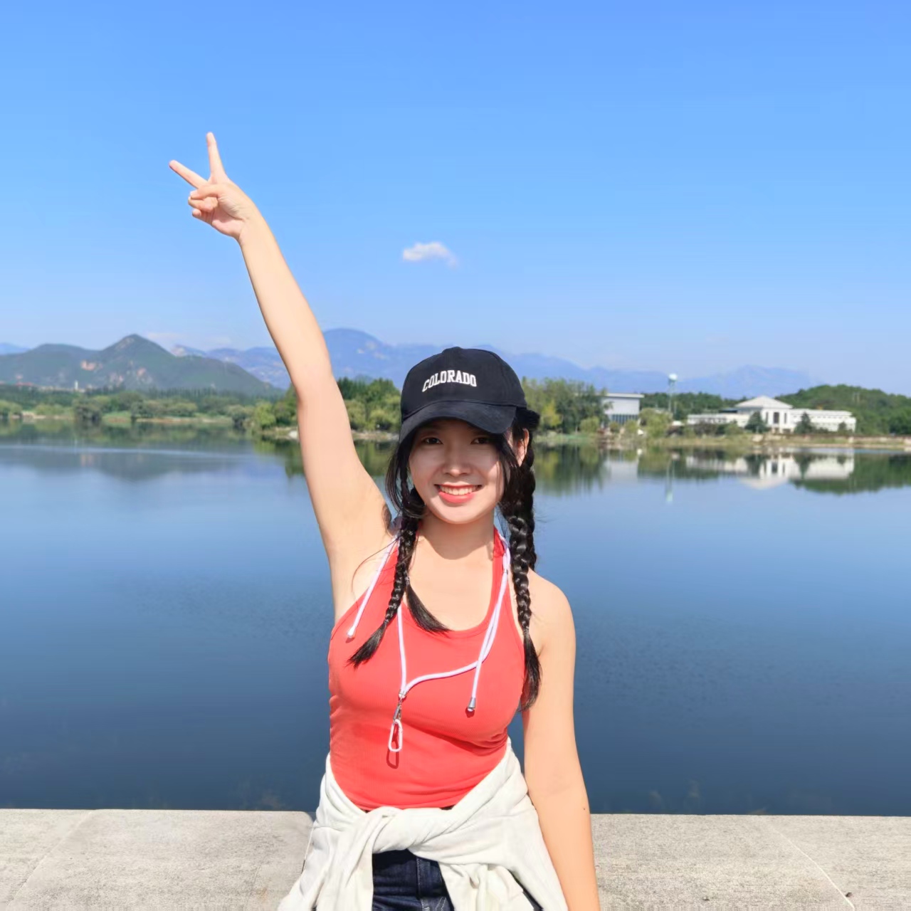 赵宪在湖边的个人照片